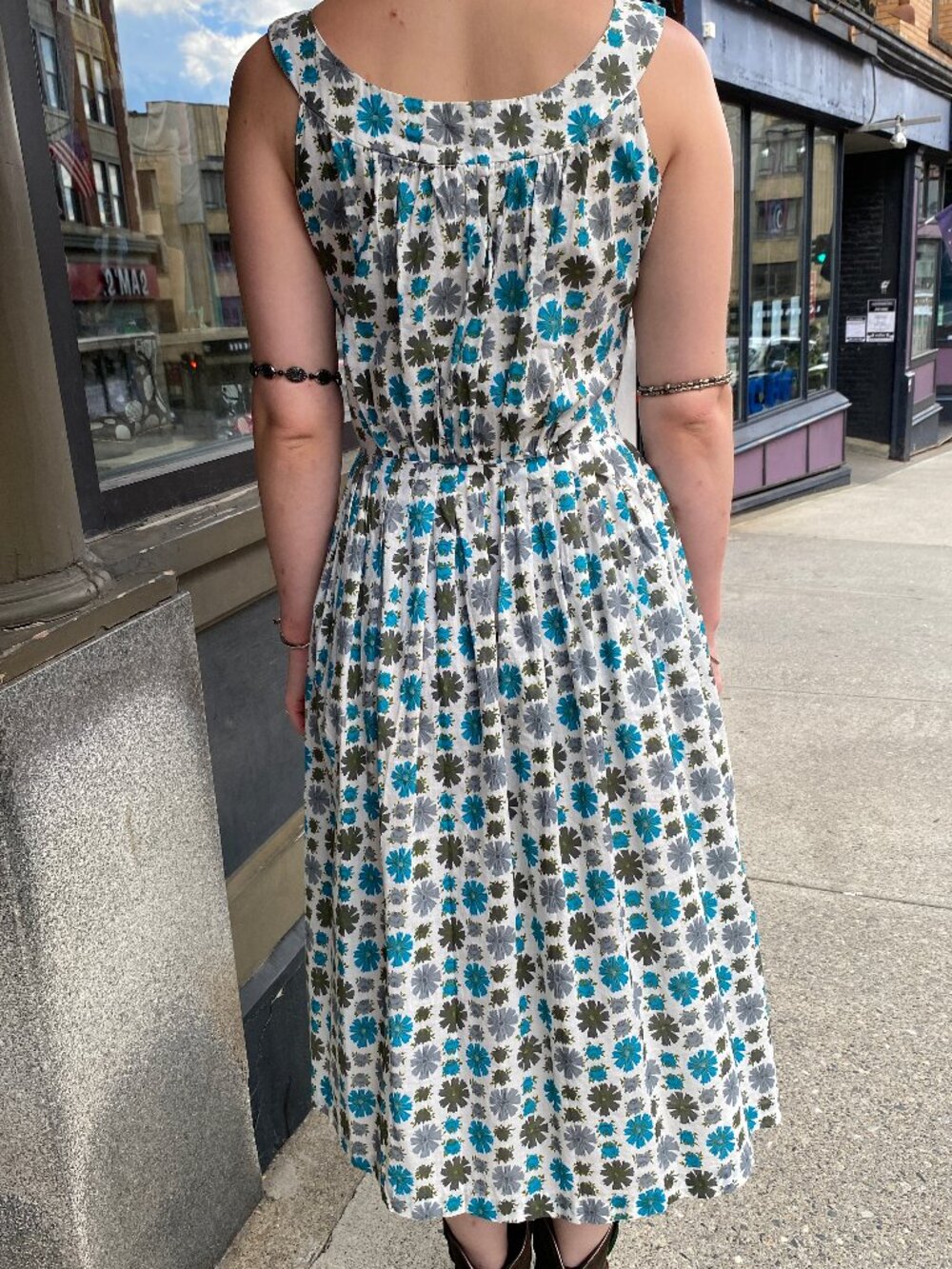 Vintage 1950s White/Blue/Grey Cotton Floral Sundress -Size 4/6 with 36 inch Bust - Picture 4 of 5
